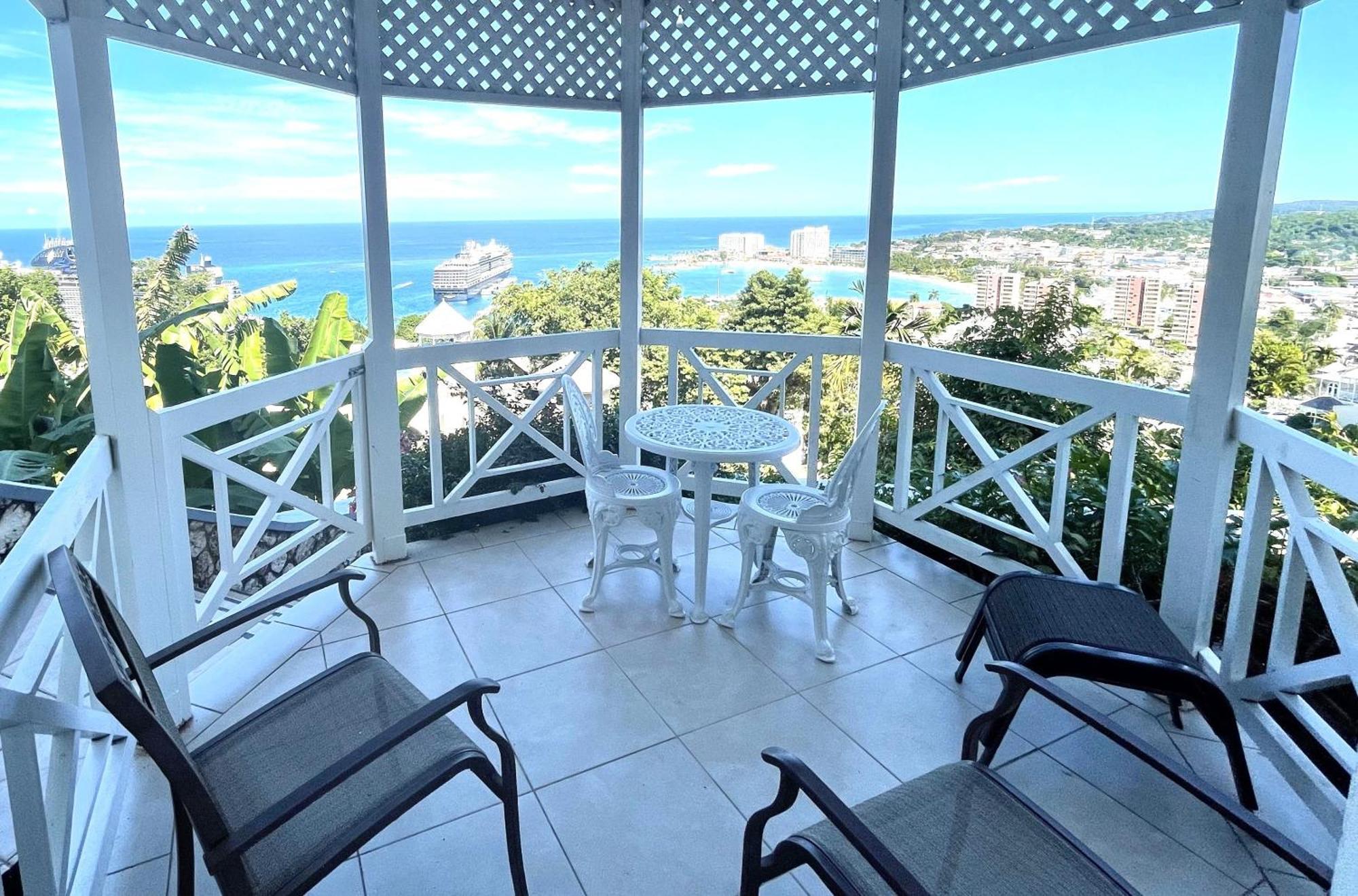 Hummingbird Retreat - Luxury Oceanview Apt, 7-Minute Walk To Beach Ocho Rios Eksteriør billede