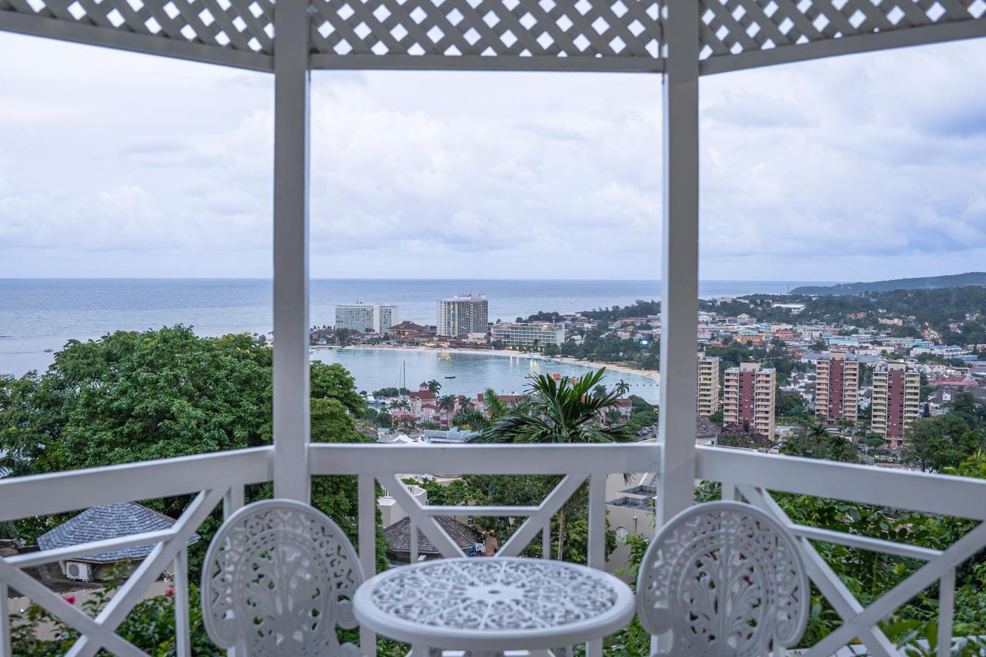 Hummingbird Retreat - Luxury Oceanview Apt, 7-Minute Walk To Beach Ocho Rios Eksteriør billede
