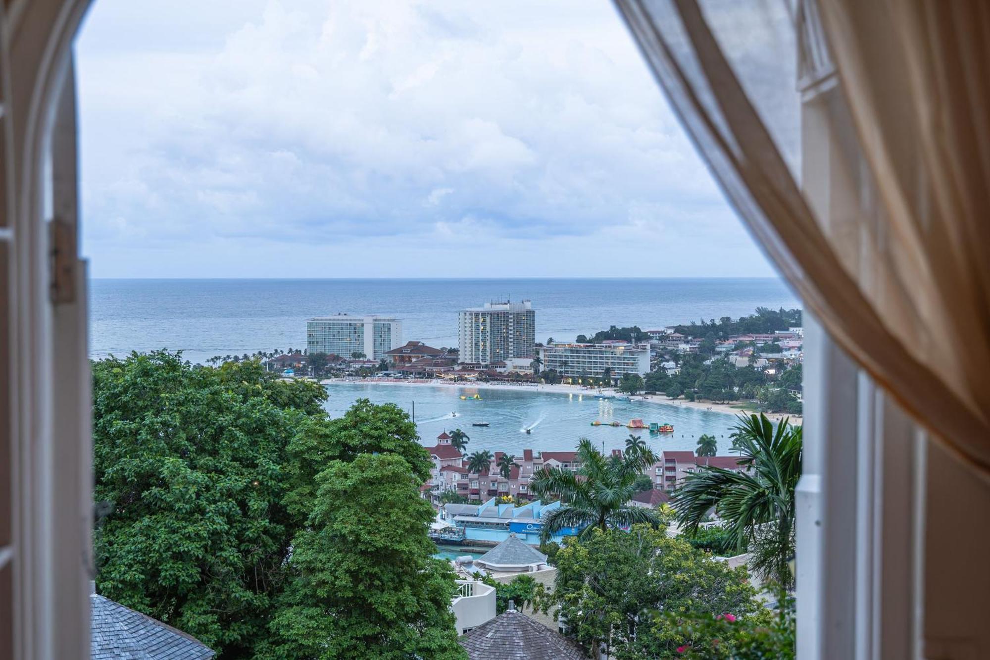 Hummingbird Retreat - Luxury Oceanview Apt, 7-Minute Walk To Beach Ocho Rios Eksteriør billede